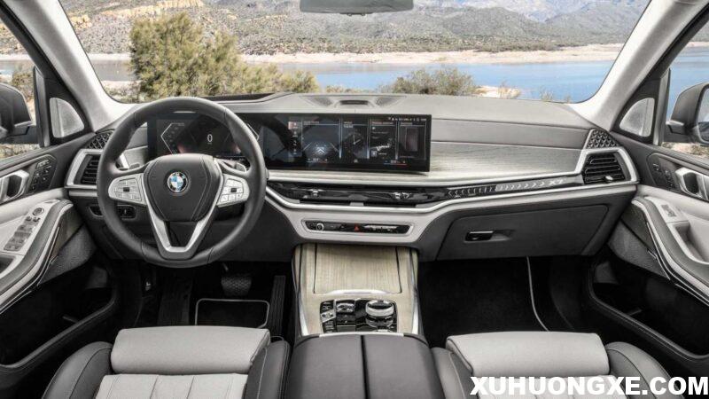 BMW X7 2023 có khoang lái hiện đại hơn.