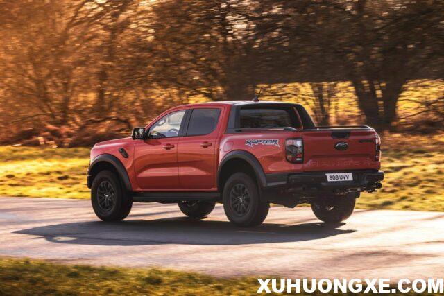 Thân xe Ford Ranger Raptor 2023 có vòm bánh khỏe khoắn.