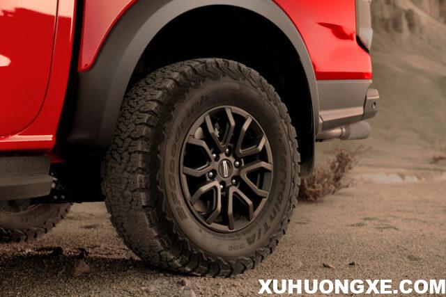 Bộ la-zăng của Ford Ranger Raptor 17 inch kèm lốp địa hình.