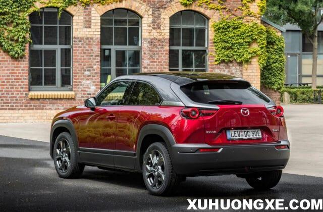 Mazda MX-30 2022 phần cản sau cỡ lớn.