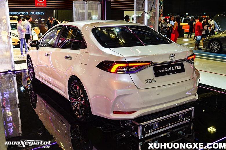 duoi-xe-toyota-corolla-altis-2021-muaxegiatot-vn