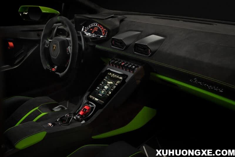 Lamborghini Huracan Tecnica 2022 có khoang nội thất đầy thể thao.