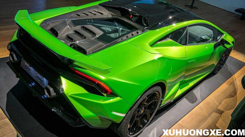 Đuôi xe Lamborghini Huracan Tecnica 2022.