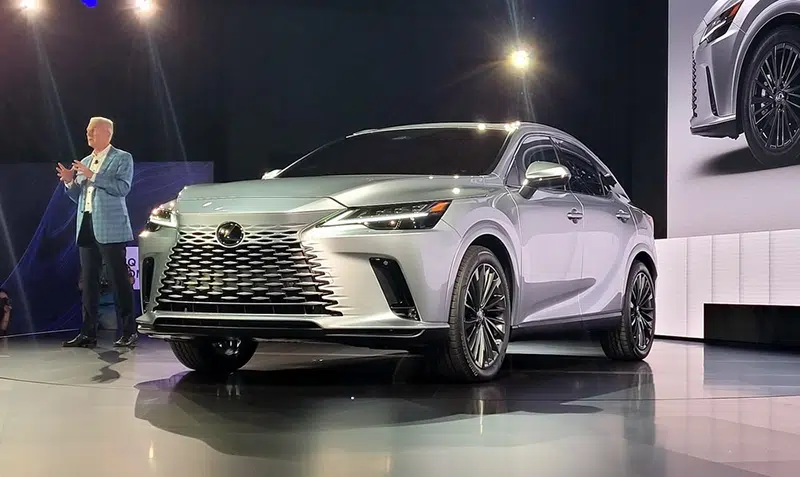 Lexus RX 2023 với ngoại hình mới.