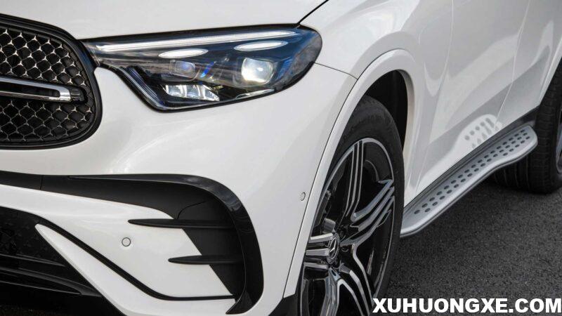 Đèn pha xe Mercedes-Benz GLC 2023 ứng dụng công nghệ hiện đại.