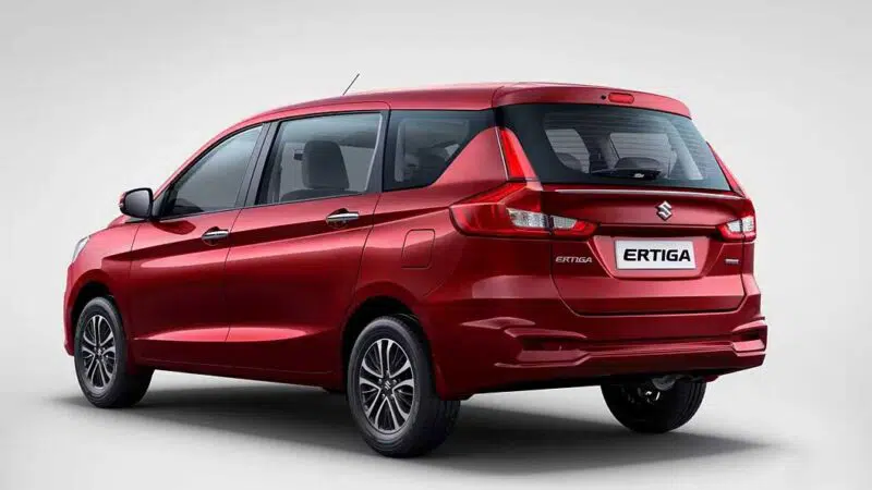 Suzuki Ertiga 2023 thêm dải crom ở đuôi xe.