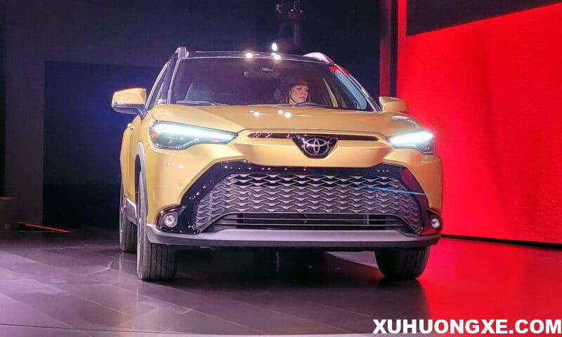 Toyota Corolla Cross 2023 với phần đầu cải tiến.