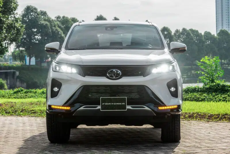 Toyota Fortuner Legender có phần đầu xe hiện đại.