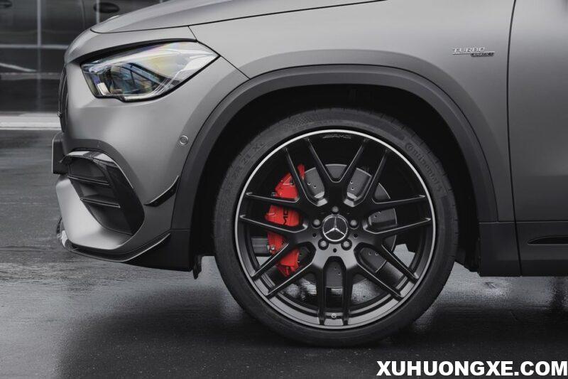 Mercedes-AMG GLA 45 S 4MATIC+ 2023 dùng mâm 5 chấu 19 inch.