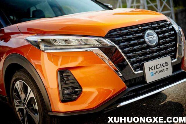 Nissan Kicks 2022 có cụm lưới tản nhiệt, đèn pha LED.