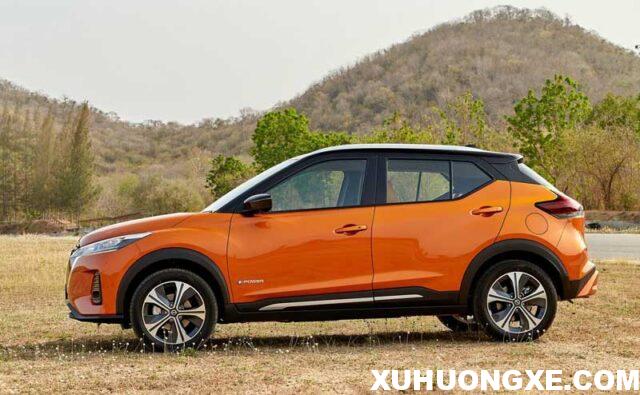 Nissan Kicks 2022 có nóc xe màu đen thể thao.