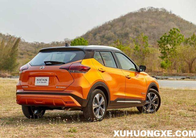 Đuôi xe Nissan Kicks 2022 góc cạnh.