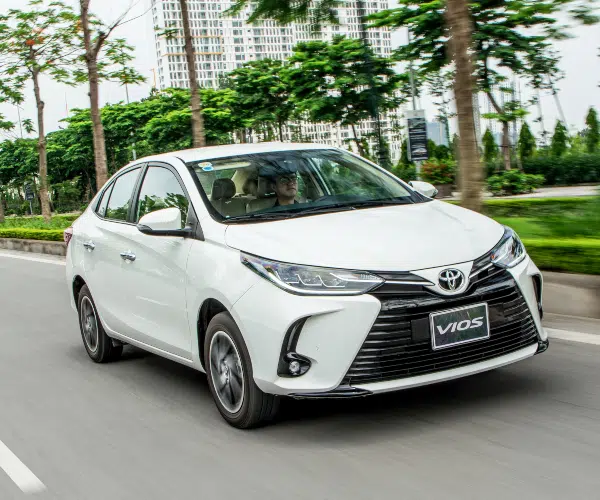 Toyota Vios trở lại với doanh hơn gấp đôi xe đứng ngay phía sau.